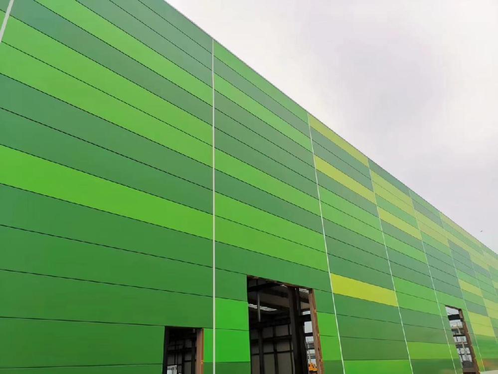 门式轻钢结构工业建筑，带立式墙面的聚氨酯岩棉镶板